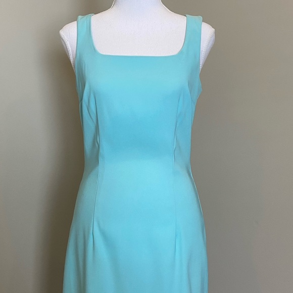 Sky Blue Square-neck, Sleeveless Shell Dress - Picture 2 of 8